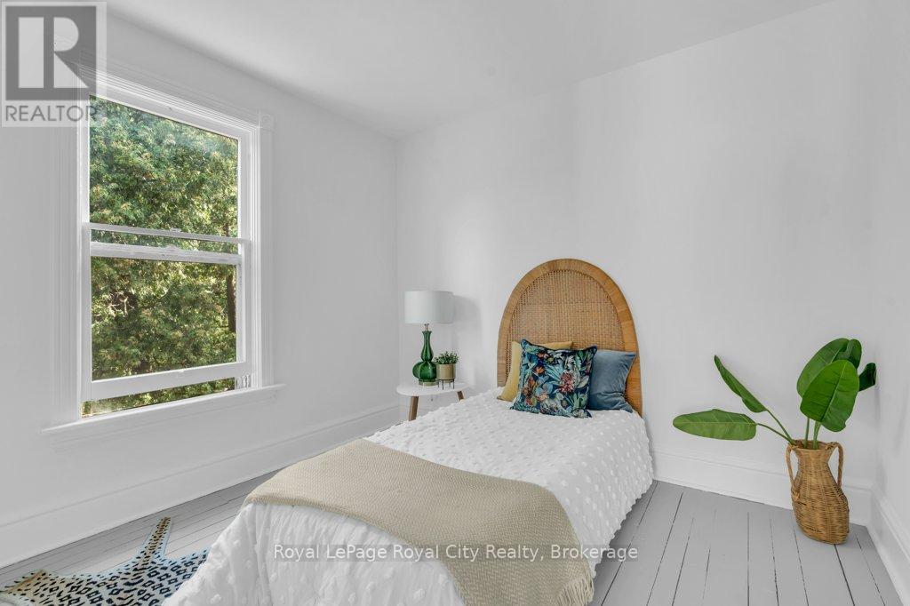 












45 TORONTO STREET

,
Guelph (St. Patrick's Ward),




Ontario
N1E3E3

