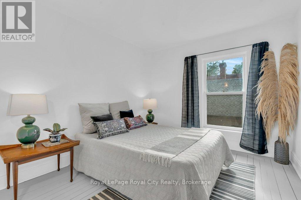 












45 TORONTO STREET

,
Guelph (St. Patrick's Ward),




Ontario
N1E3E3


