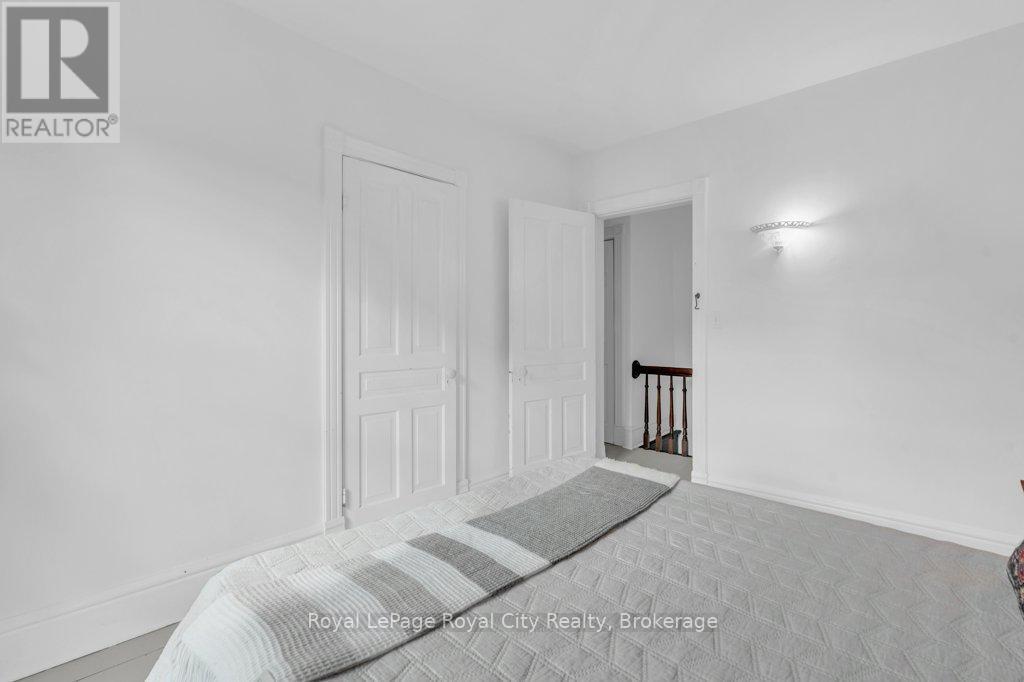 












45 TORONTO STREET

,
Guelph (St. Patrick's Ward),




Ontario
N1E3E3

