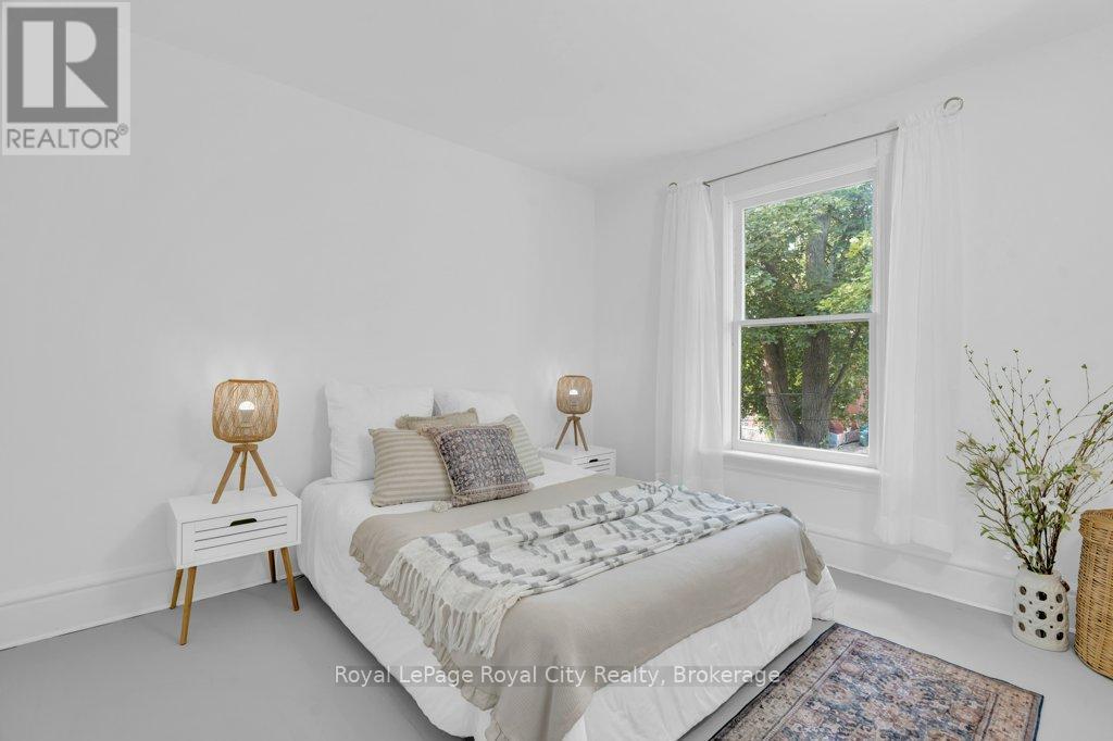 












45 TORONTO STREET

,
Guelph (St. Patrick's Ward),




Ontario
N1E3E3

