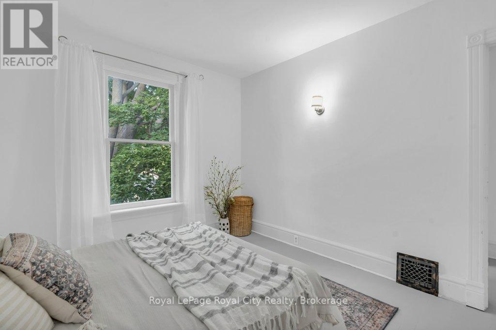 












45 TORONTO STREET

,
Guelph (St. Patrick's Ward),




Ontario
N1E3E3

