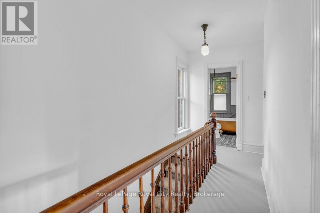 












45 TORONTO STREET

,
Guelph (St. Patrick's Ward),




Ontario
N1E3E3

