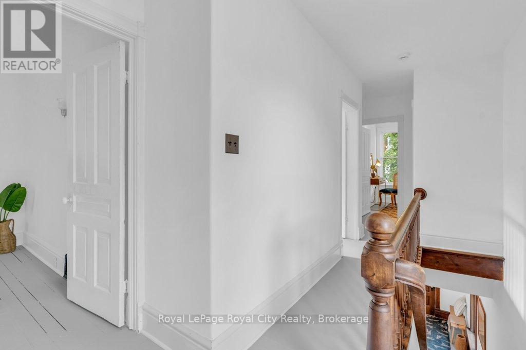 












45 TORONTO STREET

,
Guelph (St. Patrick's Ward),




Ontario
N1E3E3

