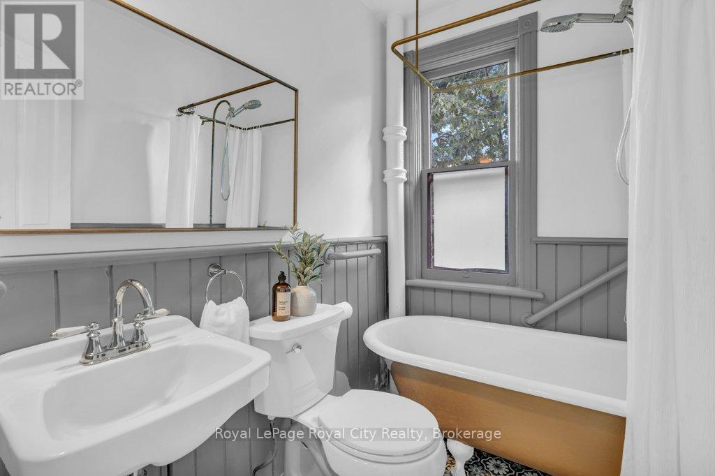 












45 TORONTO STREET

,
Guelph (St. Patrick's Ward),




Ontario
N1E3E3

