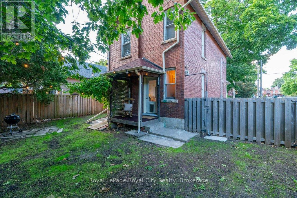 












45 TORONTO STREET

,
Guelph (St. Patrick's Ward),




Ontario
N1E3E3

