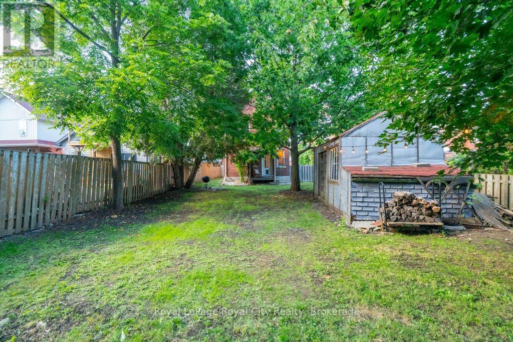 












45 TORONTO STREET

,
Guelph (St. Patrick's Ward),




Ontario
N1E3E3


