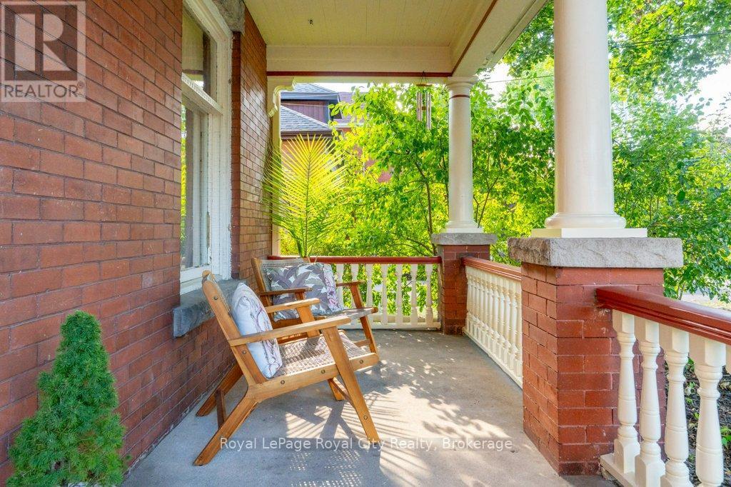 












45 TORONTO STREET

,
Guelph (St. Patrick's Ward),




Ontario
N1E3E3

