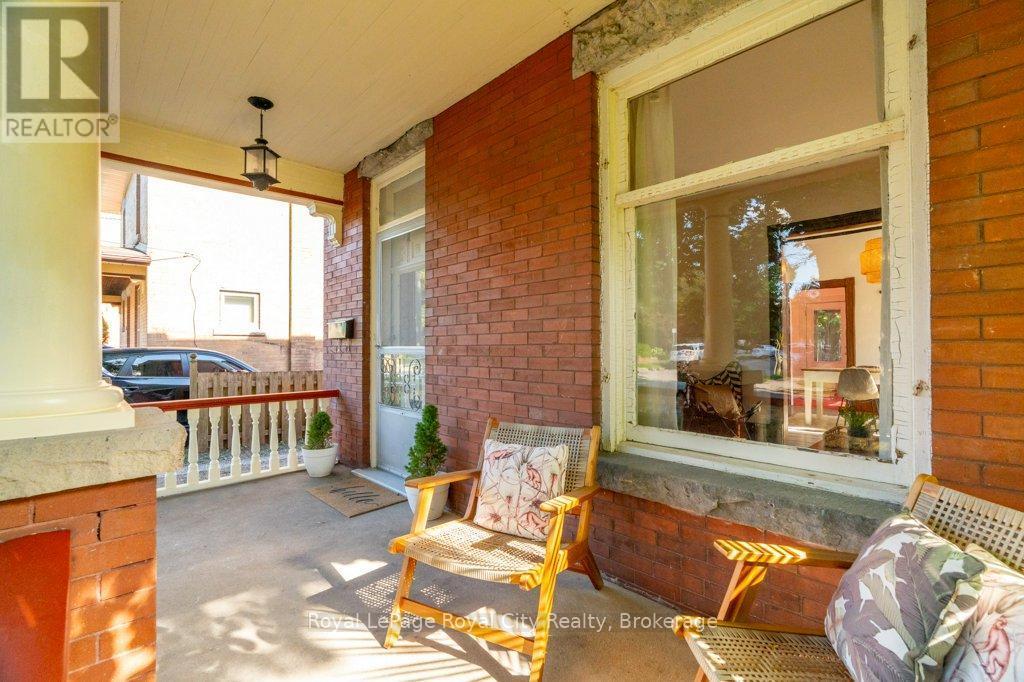 












45 TORONTO STREET

,
Guelph (St. Patrick's Ward),




Ontario
N1E3E3

