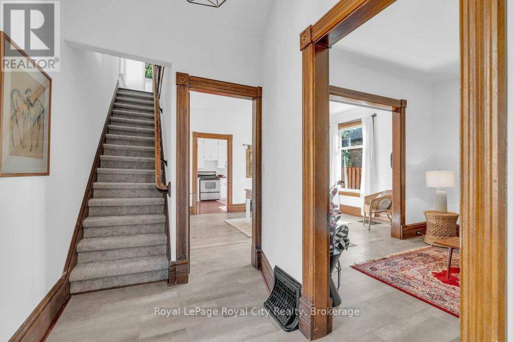 












45 TORONTO STREET

,
Guelph (St. Patrick's Ward),




Ontario
N1E3E3


