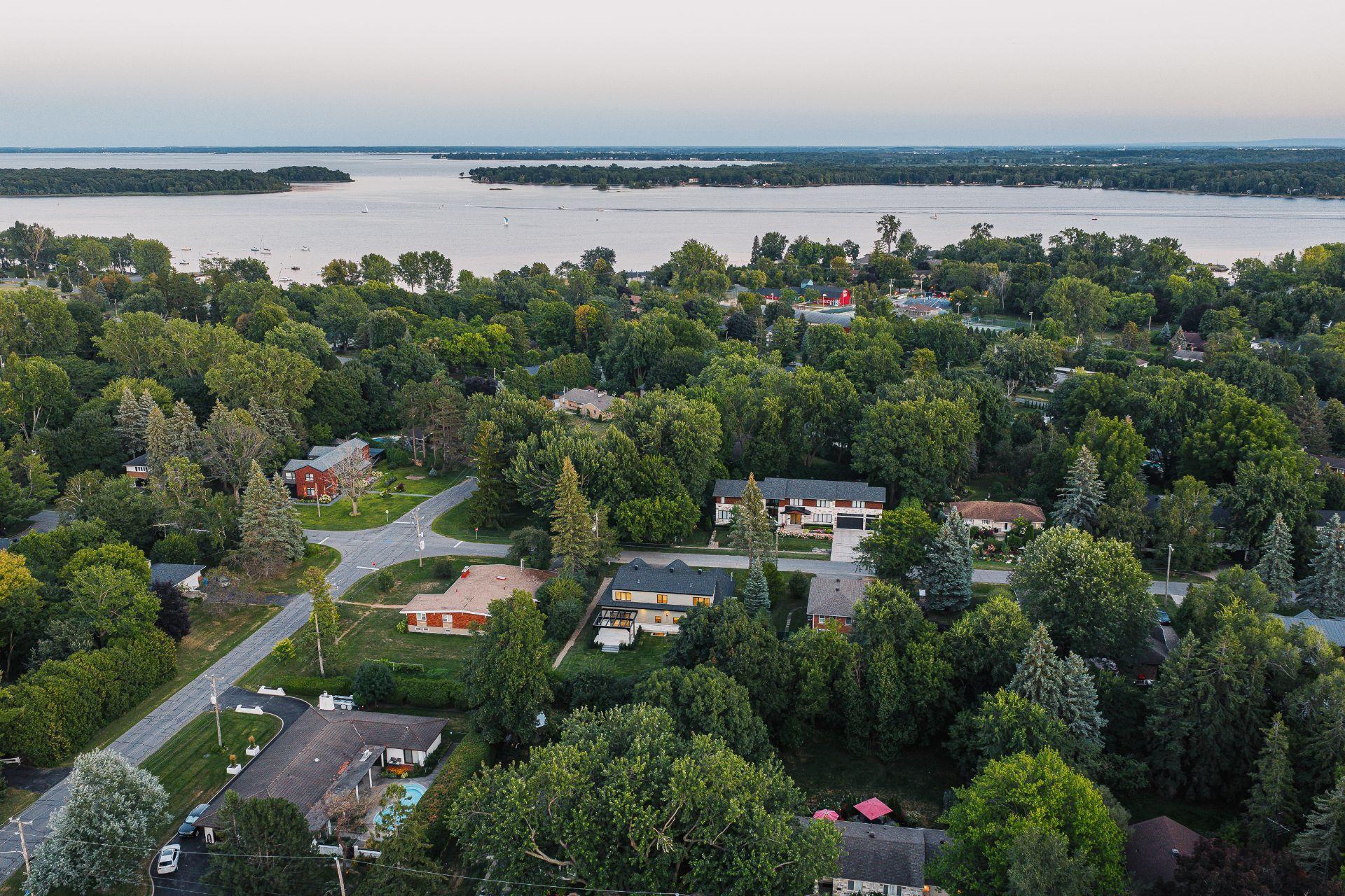 









705


Rue Westchester

,
Baie-d'Urfé,




QC
H9X2R9

