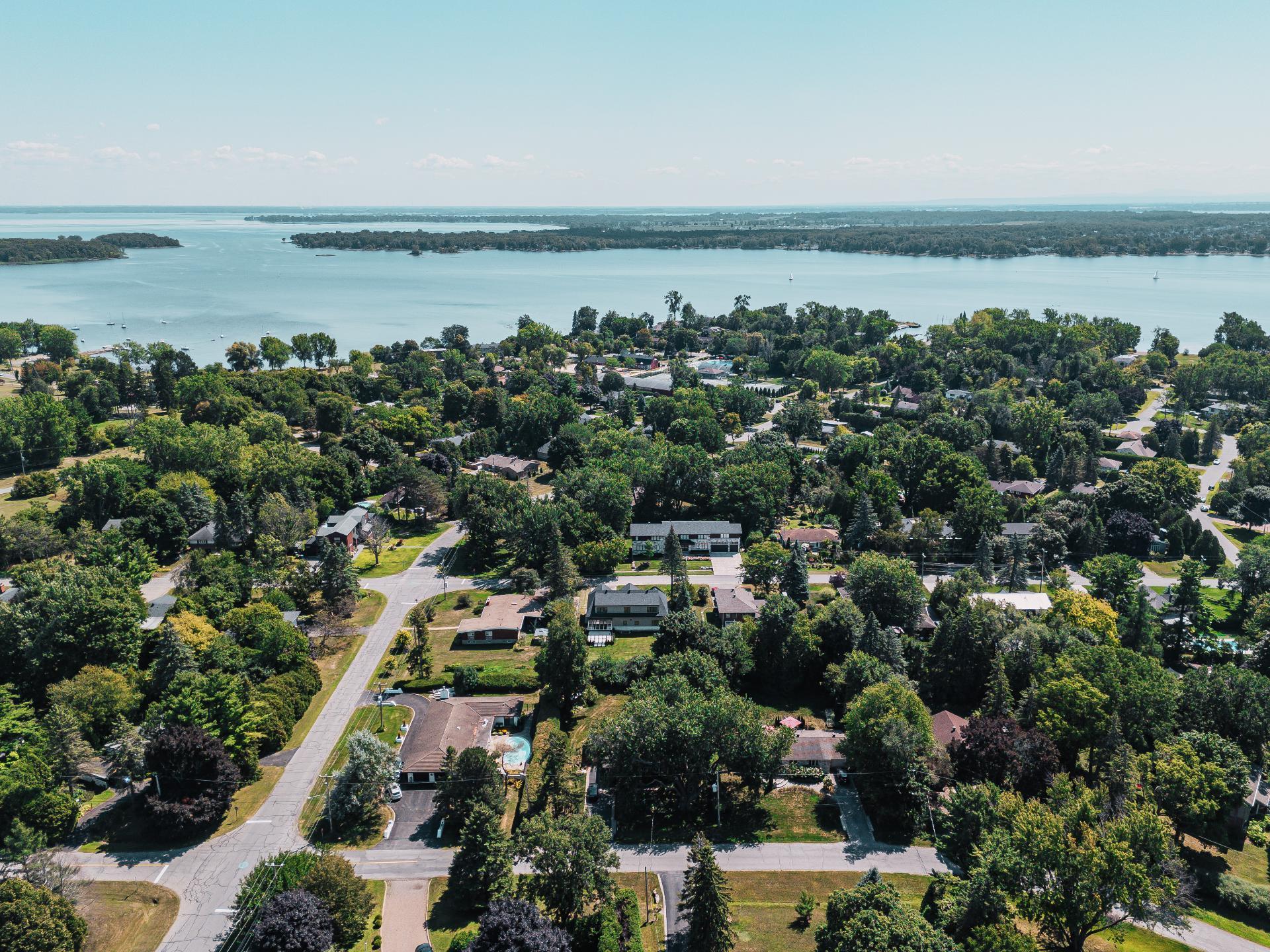 









705


Rue Westchester

,
Baie-d'Urfé,




QC
H9X2R9

