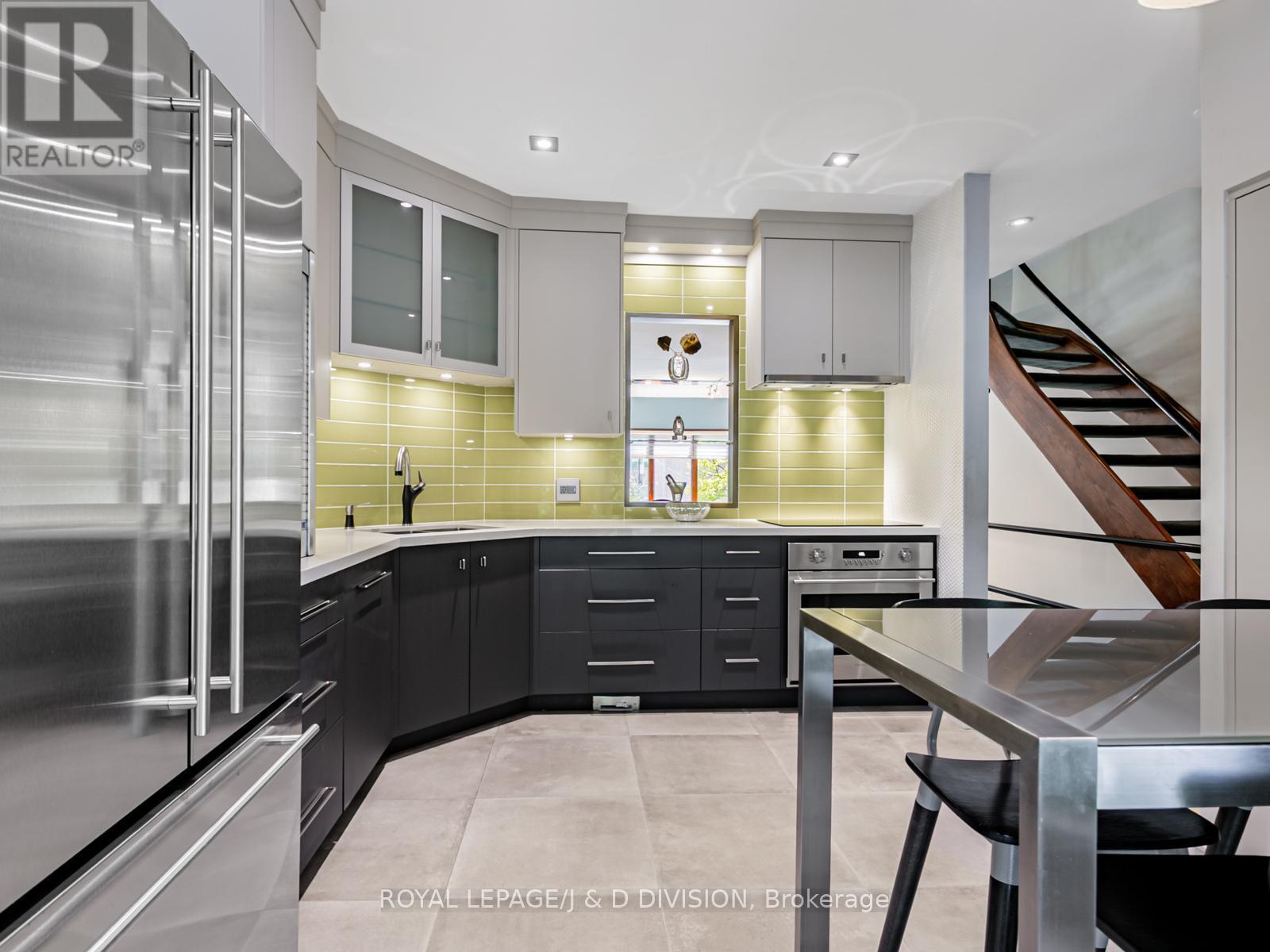 












55 CHICORA AVENUE

,
Toronto,




Ontario
M5R1T7


