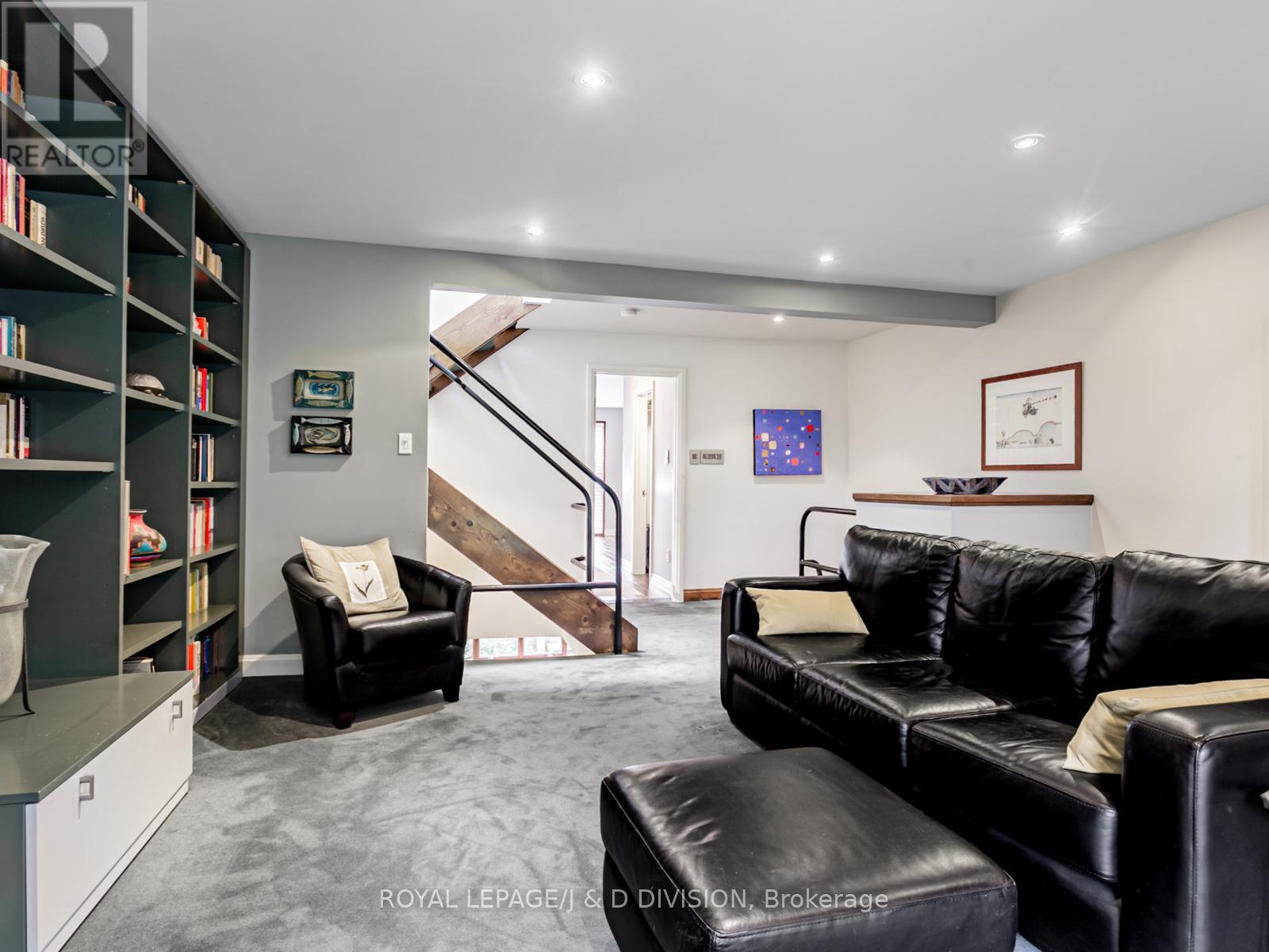 












55 CHICORA AVENUE

,
Toronto,




Ontario
M5R1T7

