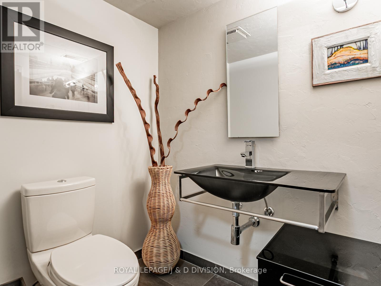 












55 CHICORA AVENUE

,
Toronto,




Ontario
M5R1T7

