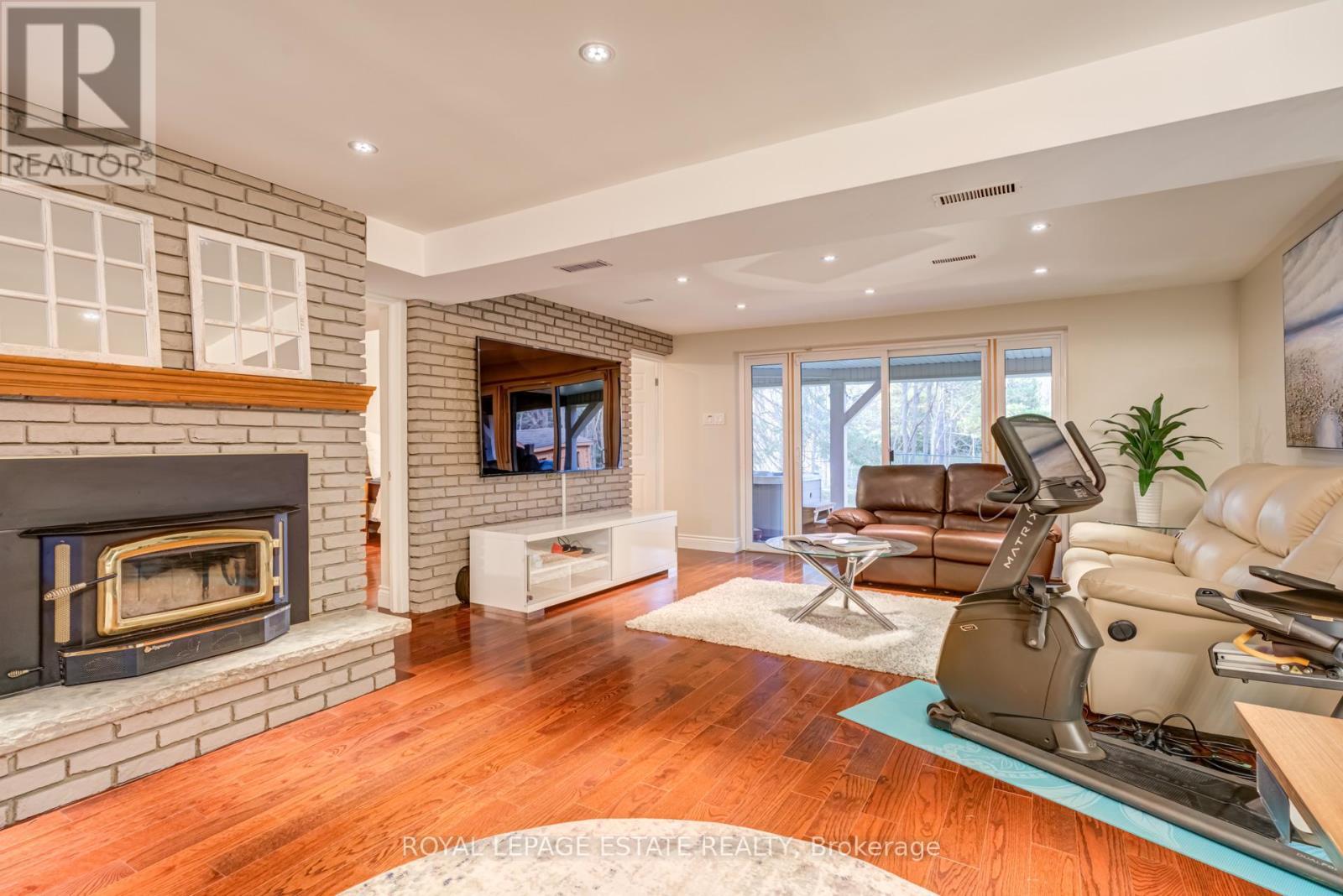 












65 WATCH HILL ROAD

,
King,




Ontario
L7B1K1

