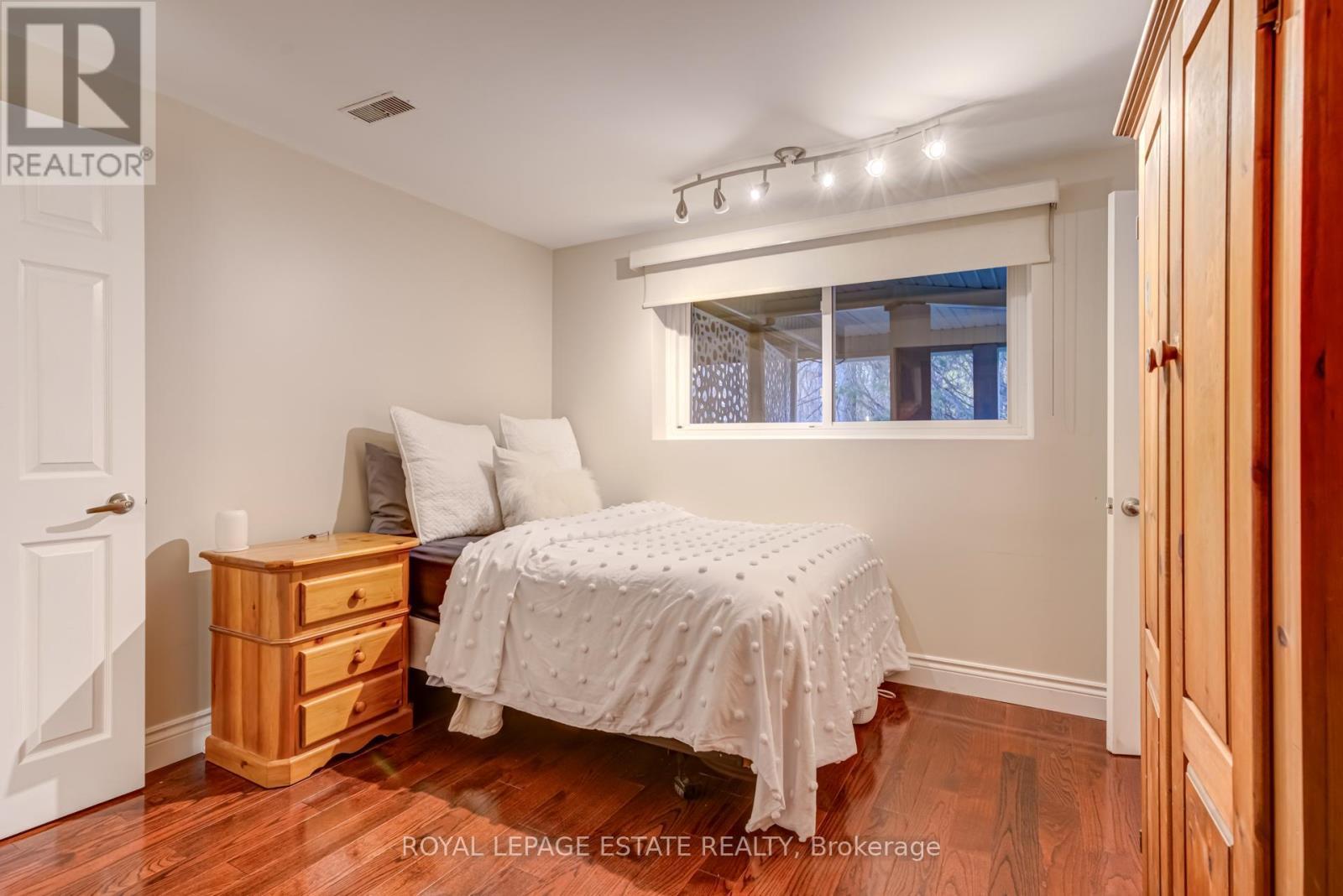 












65 WATCH HILL ROAD

,
King,




Ontario
L7B1K1

