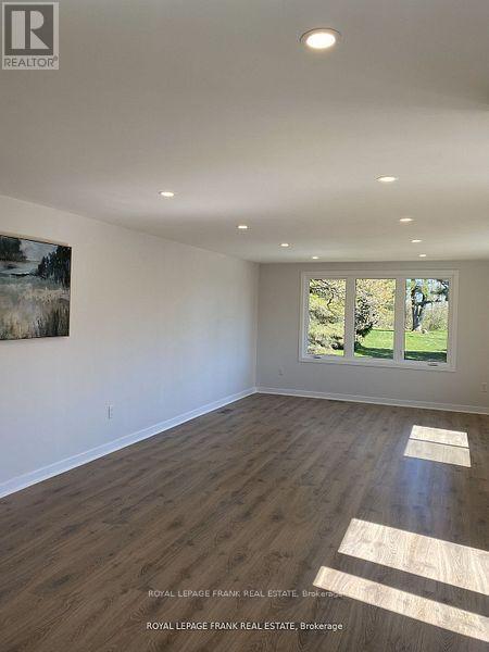












8 BENSLEY DRIVE

,
Oro-Medonte,




Ontario
L3V6H1

