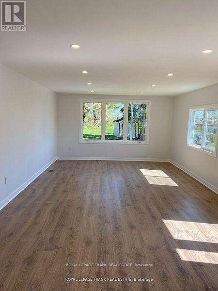 












8 BENSLEY DRIVE

,
Oro-Medonte,




Ontario
L3V6H1

