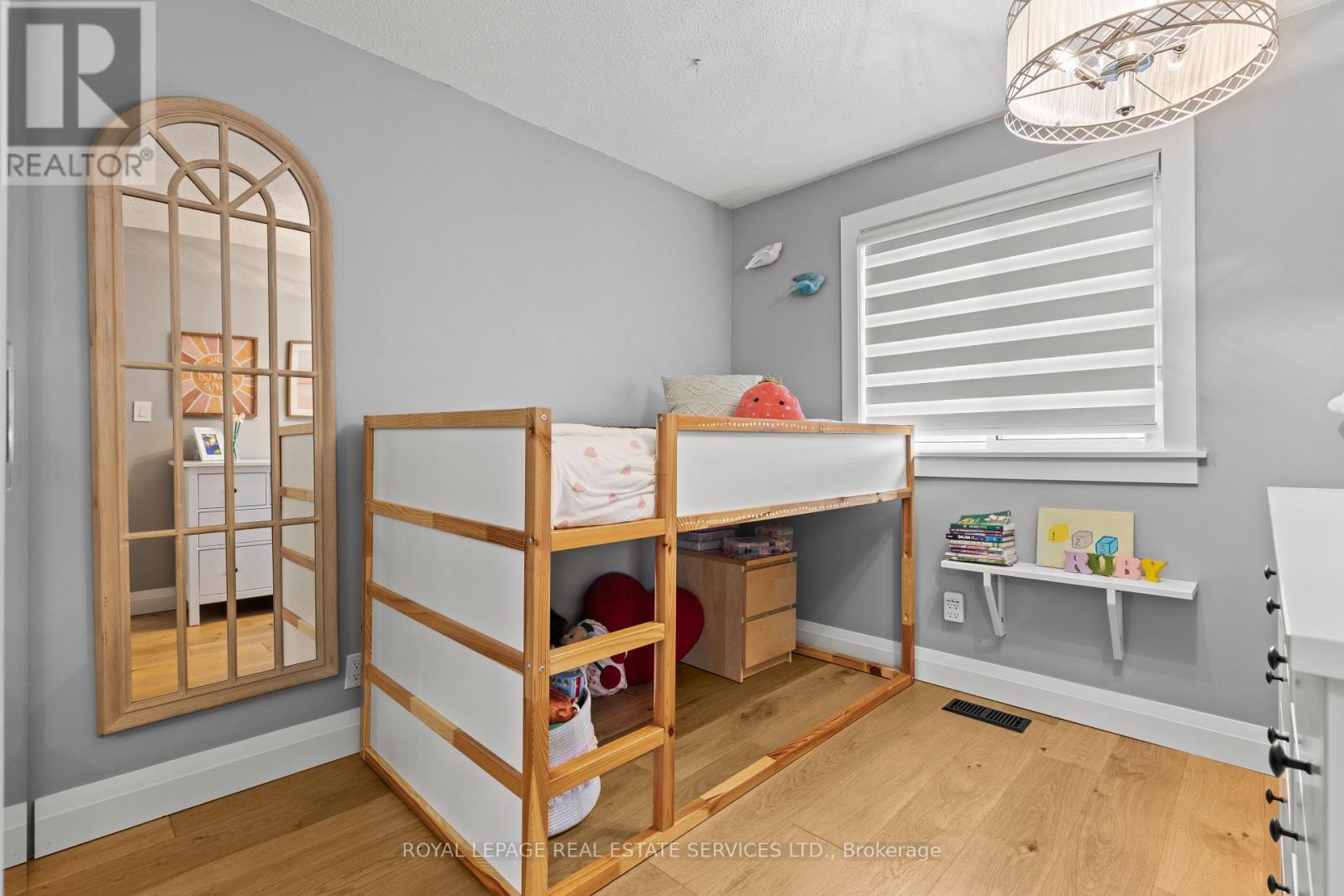 












5 - 2303 MARINE DRIVE

,
Oakville,




Ontario
L6L1C2

