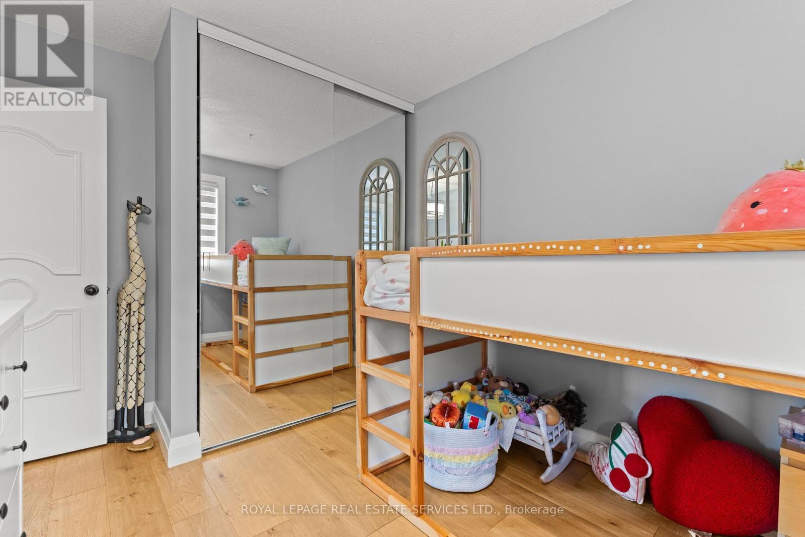 












5 - 2303 MARINE DRIVE

,
Oakville,




Ontario
L6L1C2

