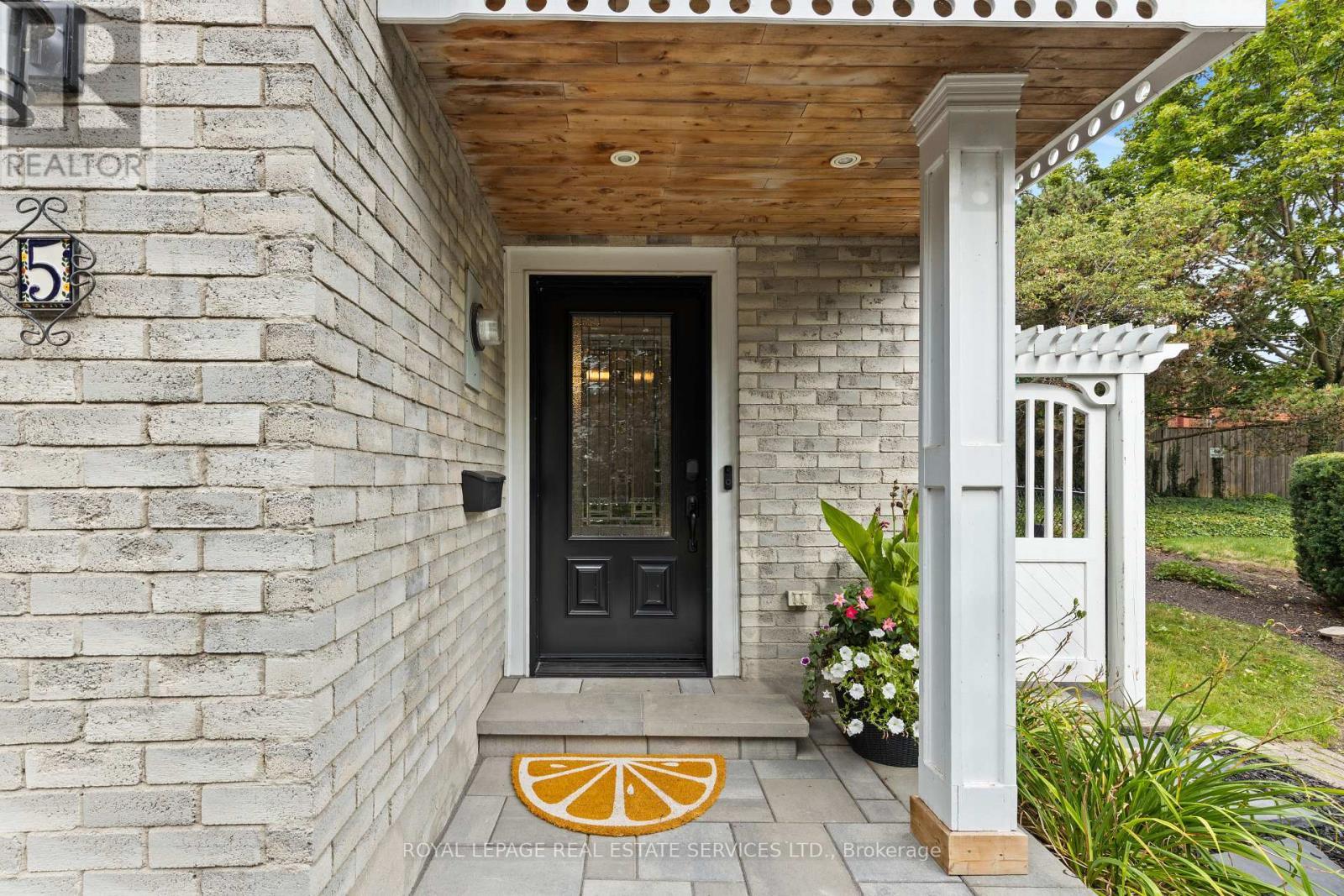 












5 - 2303 MARINE DRIVE

,
Oakville,




Ontario
L6L1C2

