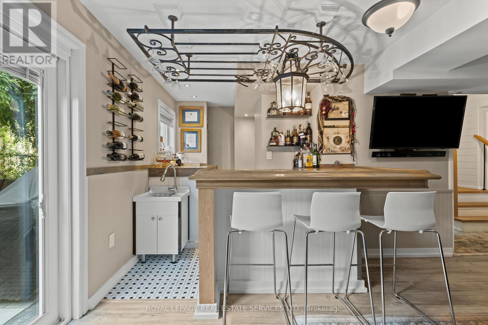 












5 - 2303 MARINE DRIVE

,
Oakville,




Ontario
L6L1C2

