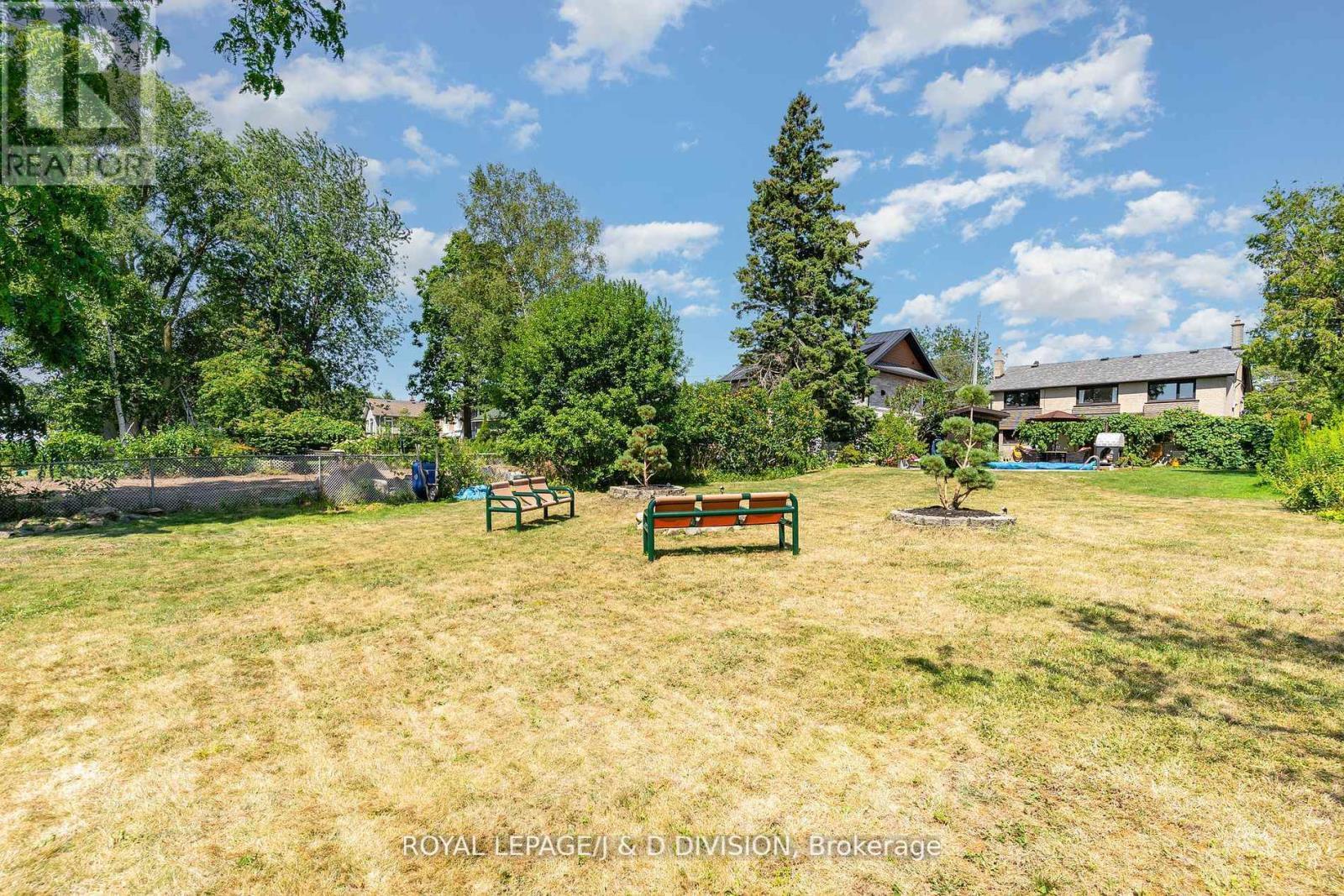 












695 STONE STREET

,
Oshawa,




Ontario
L1J1A4

