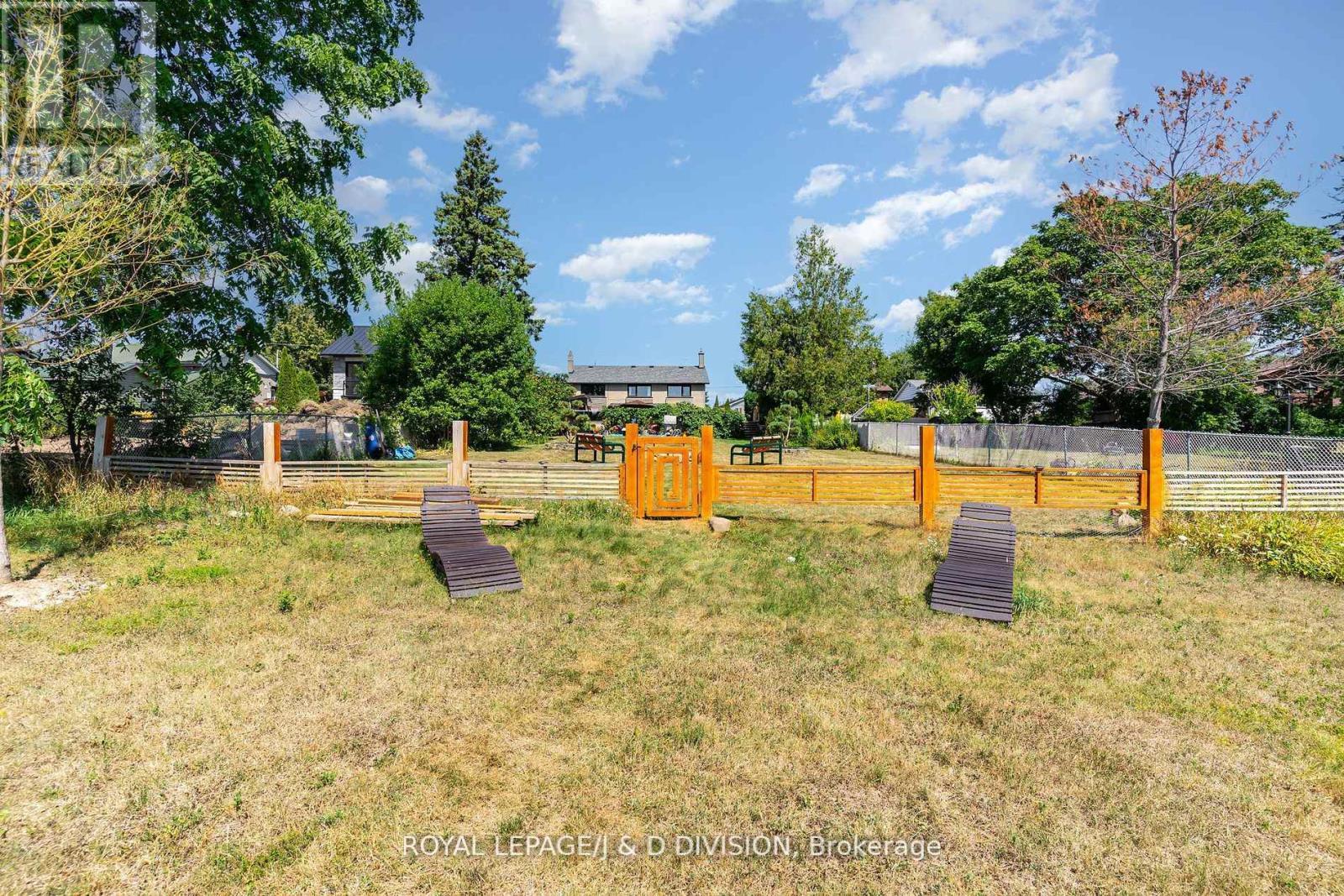 












695 STONE STREET

,
Oshawa,




Ontario
L1J1A4

