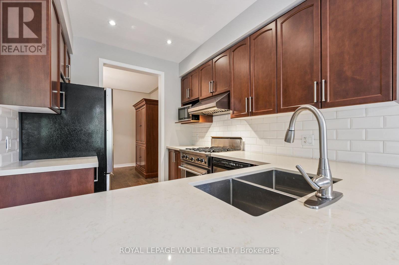 












9 - 28 DOON MILLS DRIVE

,
Kitchener,




Ontario
N2P2W9

