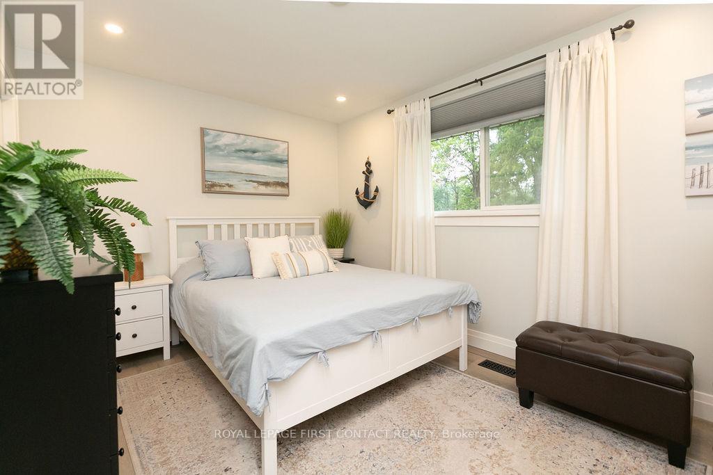 












20 OTTAWAY AVENUE

,
Barrie,




Ontario
L4M2W7

