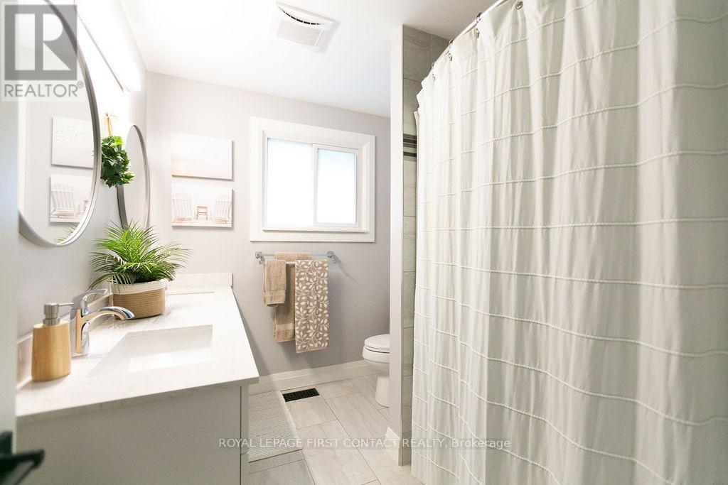 












20 OTTAWAY AVENUE

,
Barrie,




Ontario
L4M2W7

