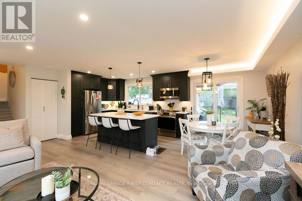 












20 OTTAWAY AVENUE

,
Barrie,




Ontario
L4M2W7

