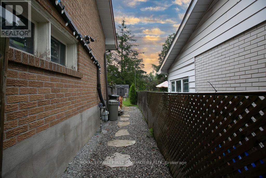 












20 OTTAWAY AVENUE

,
Barrie,




Ontario
L4M2W7

