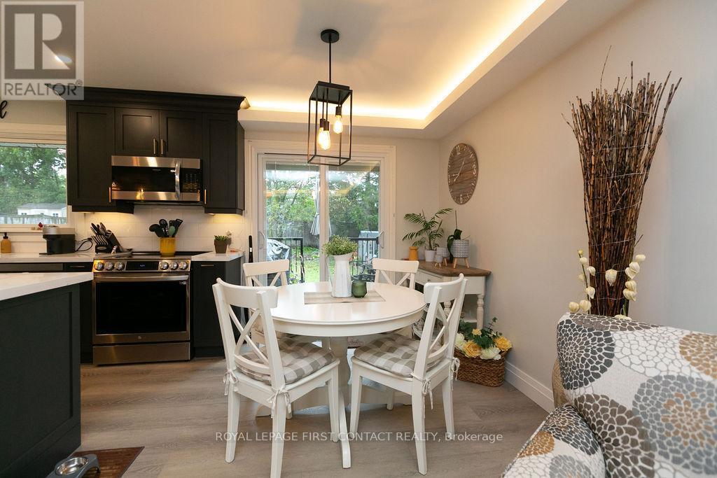 












20 OTTAWAY AVENUE

,
Barrie,




Ontario
L4M2W7

