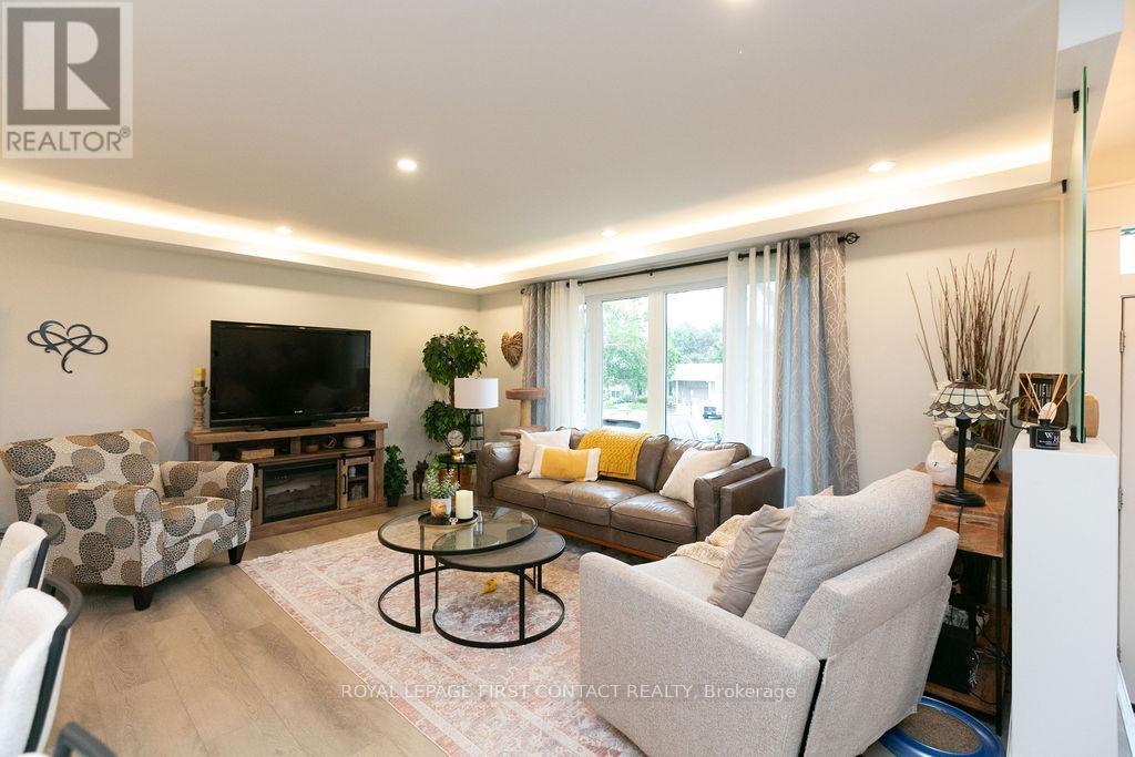 












20 OTTAWAY AVENUE

,
Barrie,




Ontario
L4M2W7

