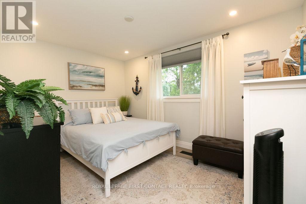 












20 OTTAWAY AVENUE

,
Barrie,




Ontario
L4M2W7

