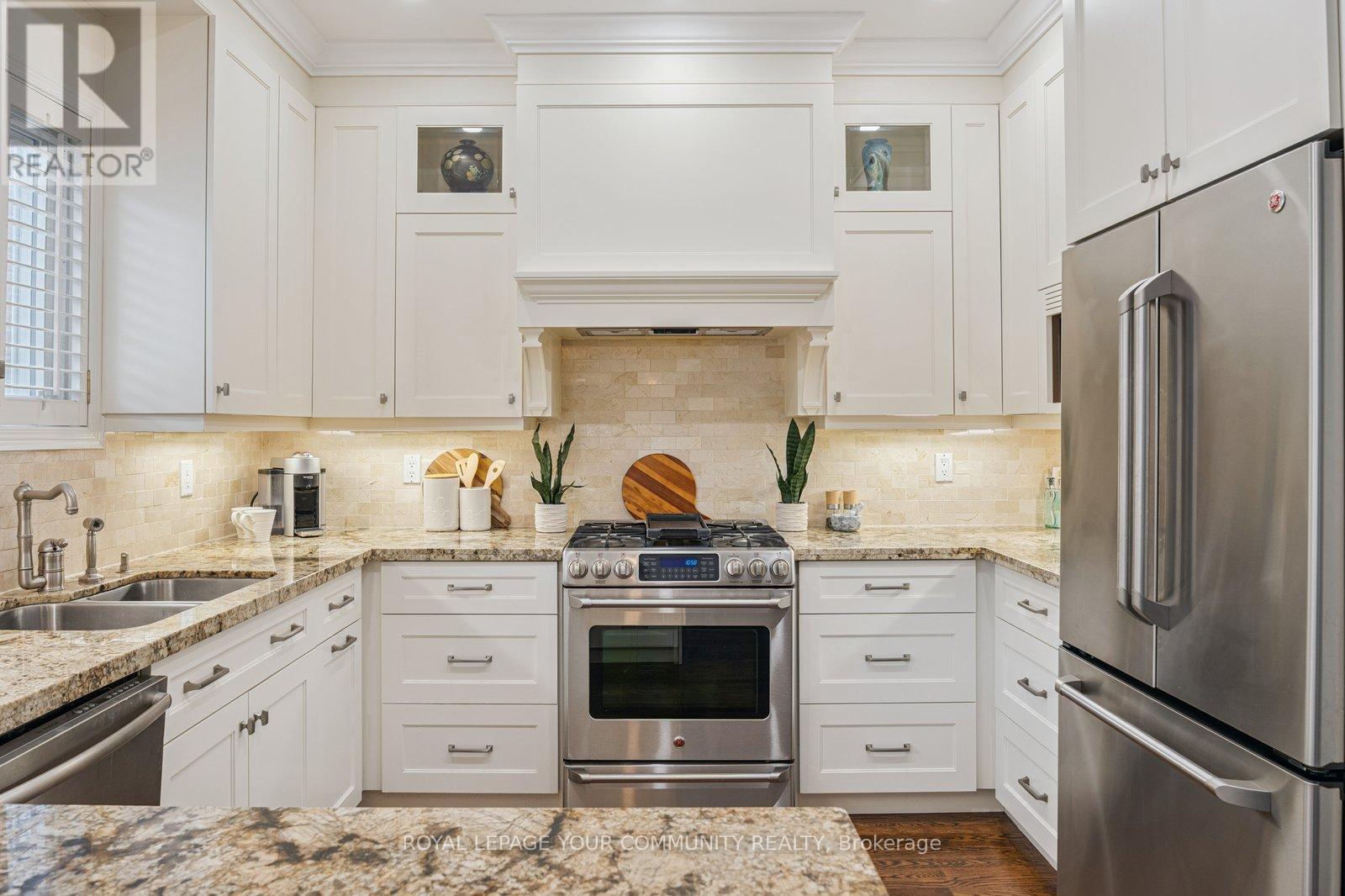 












92 MULHOLLAND DRIVE

,
Vaughan,




Ontario
L4J7T8

