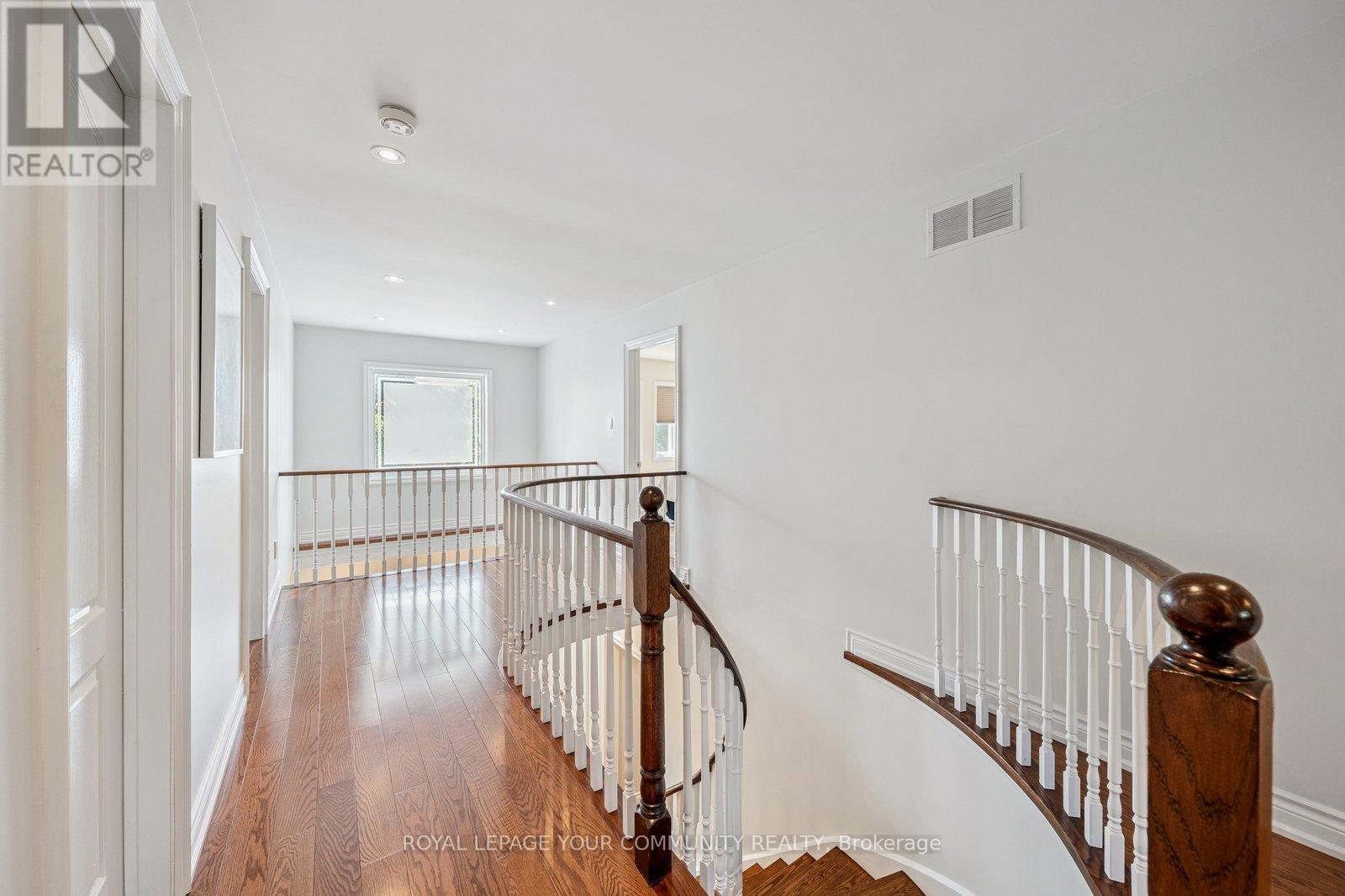 












92 MULHOLLAND DRIVE

,
Vaughan,




Ontario
L4J7T8

