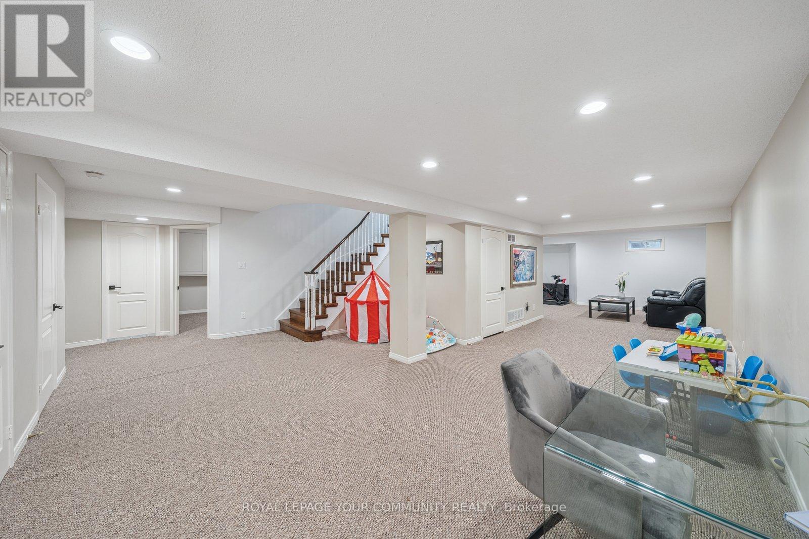 












92 MULHOLLAND DRIVE

,
Vaughan,




Ontario
L4J7T8

