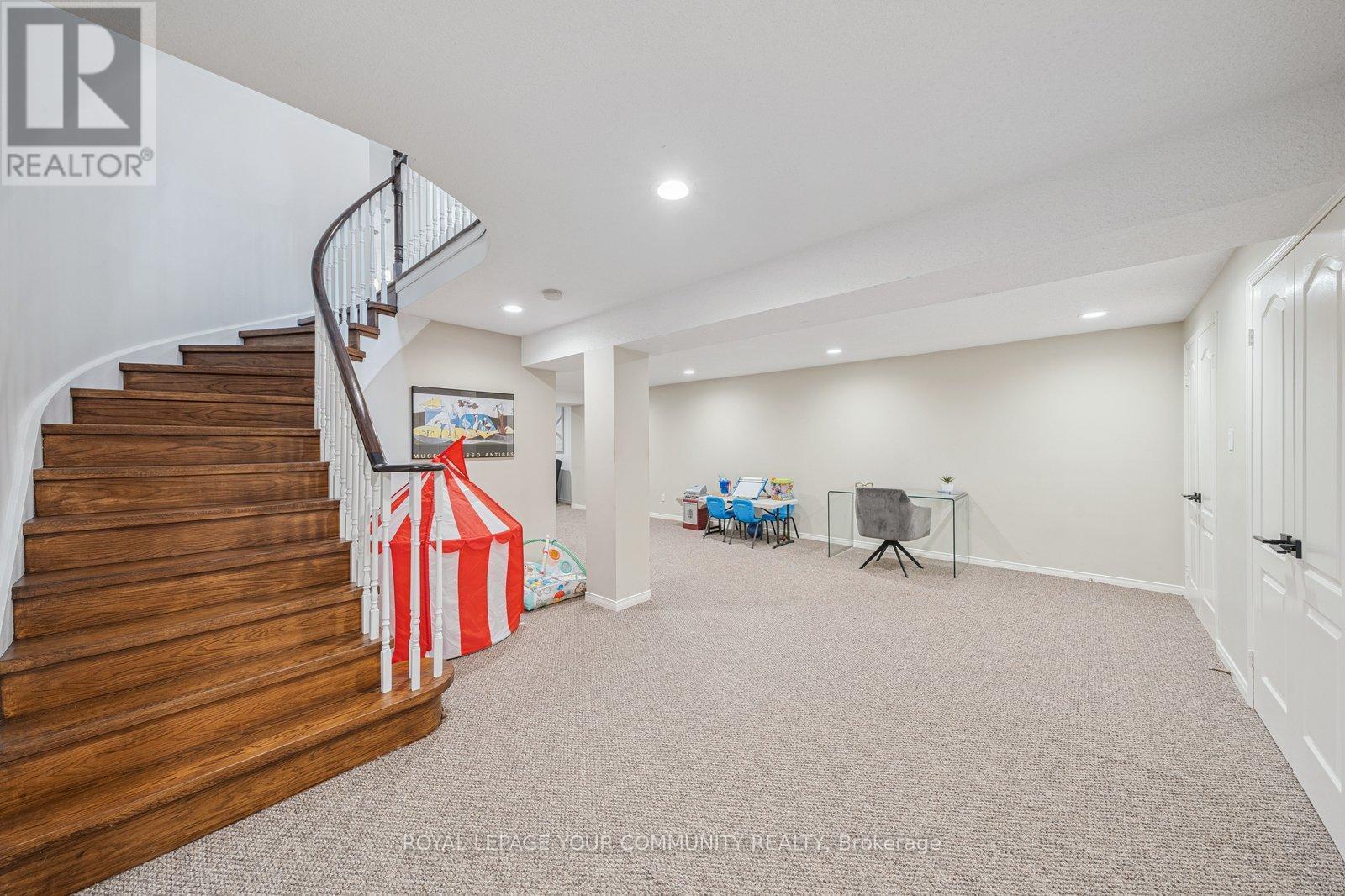 












92 MULHOLLAND DRIVE

,
Vaughan,




Ontario
L4J7T8

