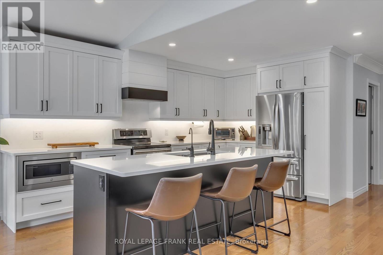 












1542 IRELAND DRIVE

,
Peterborough (Monaghan Ward 2),




Ontario
K9K2T2


