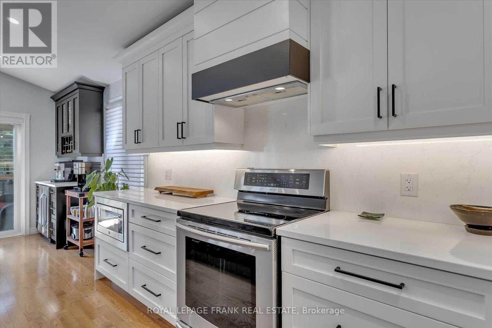 












1542 IRELAND DRIVE

,
Peterborough (Monaghan Ward 2),




Ontario
K9K2T2

