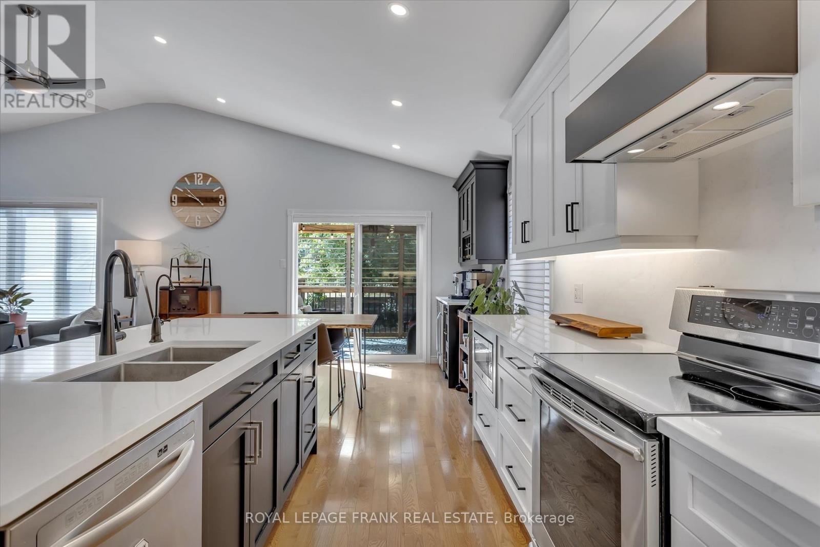 












1542 IRELAND DRIVE

,
Peterborough (Monaghan Ward 2),




Ontario
K9K2T2

