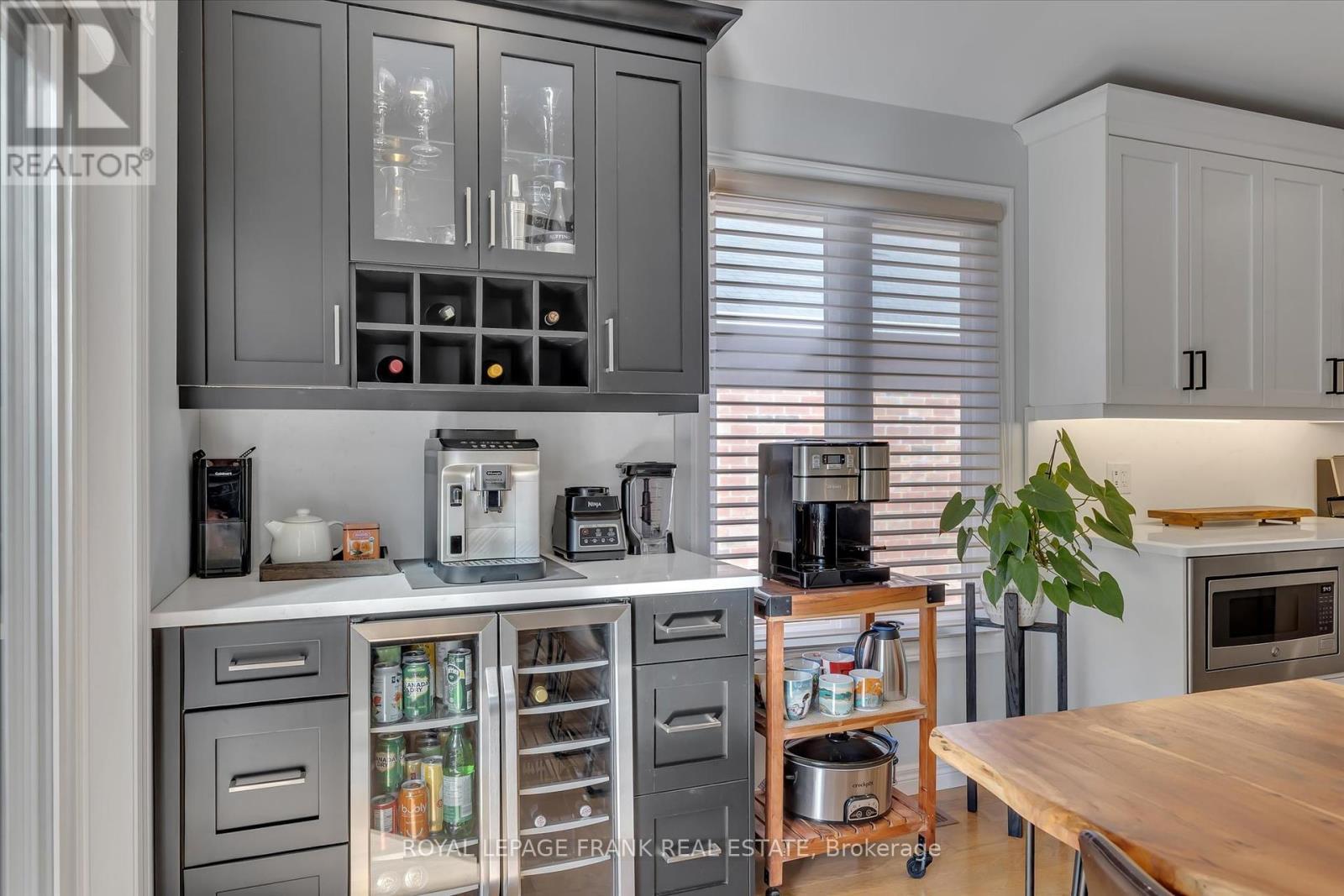 












1542 IRELAND DRIVE

,
Peterborough (Monaghan Ward 2),




Ontario
K9K2T2

