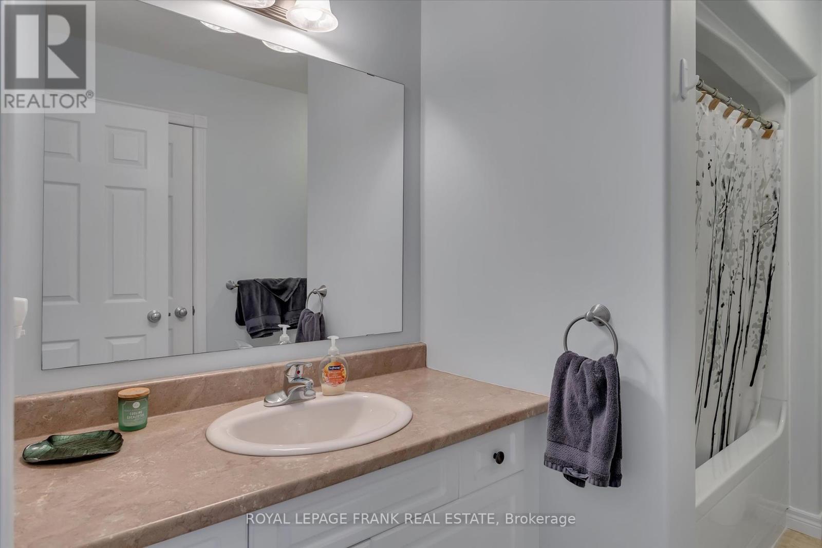 












1542 IRELAND DRIVE

,
Peterborough (Monaghan Ward 2),




Ontario
K9K2T2

