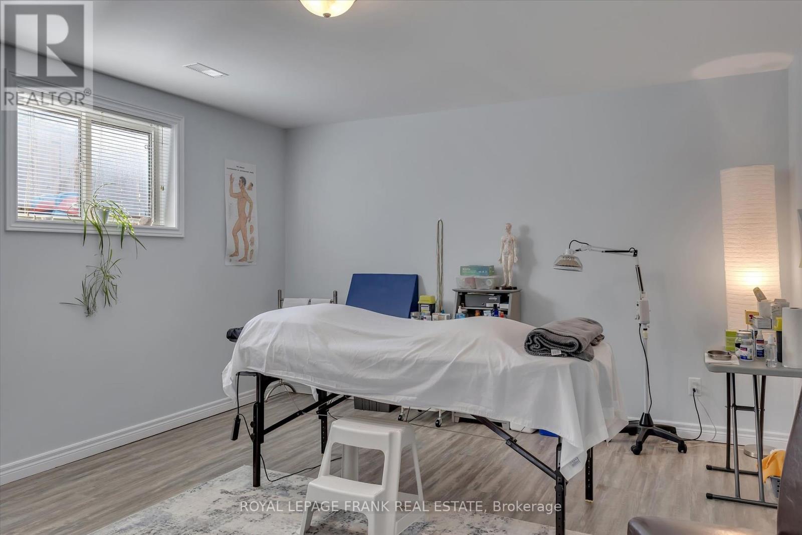 












1542 IRELAND DRIVE

,
Peterborough (Monaghan Ward 2),




Ontario
K9K2T2

