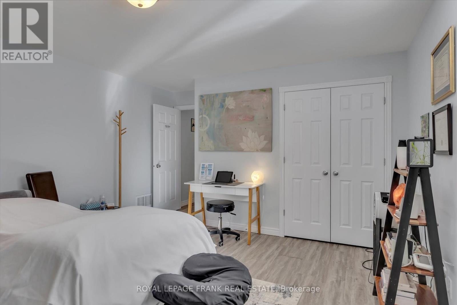 












1542 IRELAND DRIVE

,
Peterborough (Monaghan Ward 2),




Ontario
K9K2T2

