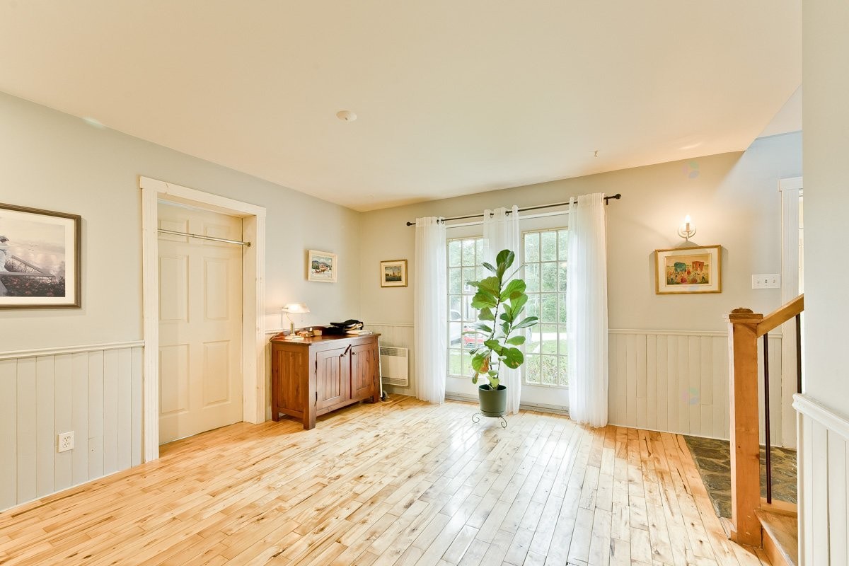 









998


Rue Principale

,
Lawrenceville,




QC
J0E1W0

