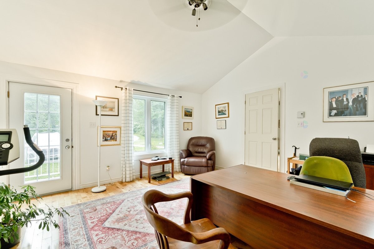 









998


Rue Principale

,
Lawrenceville,




QC
J0E1W0

