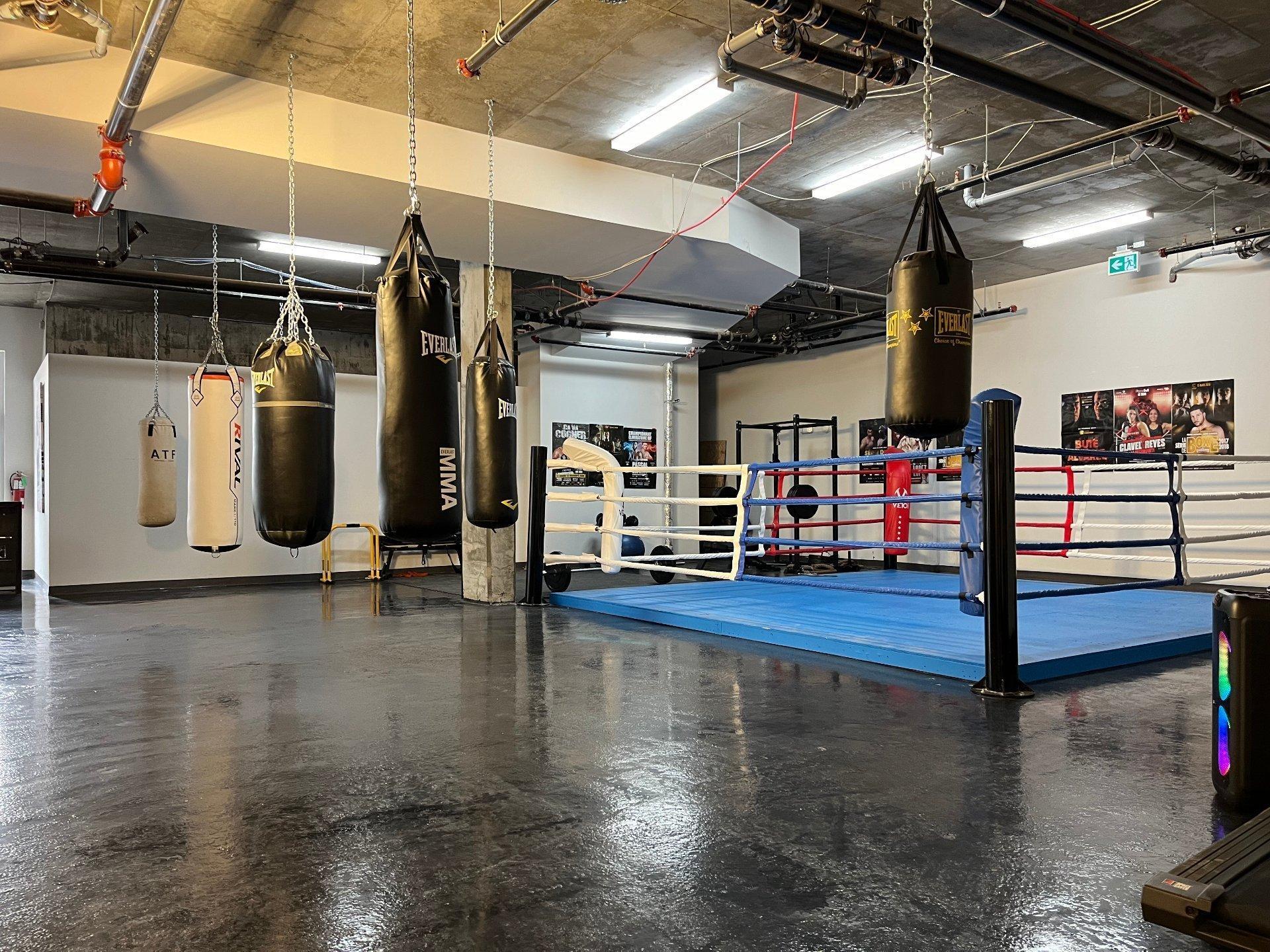 









6407


Boul. Décarie

,
Montréal (Côte-des-Neiges/Notre-Dame-de-Grâce),




QC
H3W3E1

